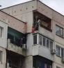 Ужас в Ямбол: 3-годишно дете увисна от тераса на 8-ия етаж (видео)