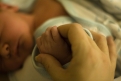 Снимка на новородено с маникюр разбуни духовете в социалните мрежи